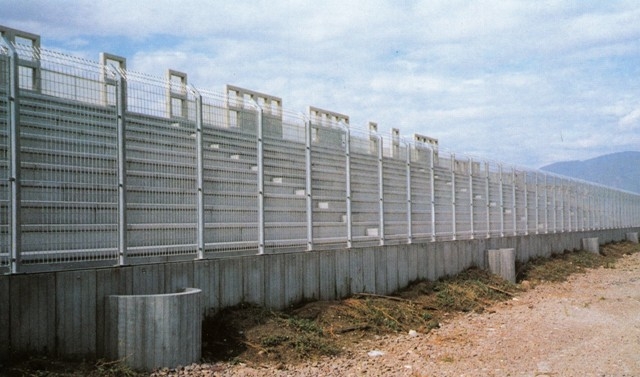 whites metal fence with L-shape rod