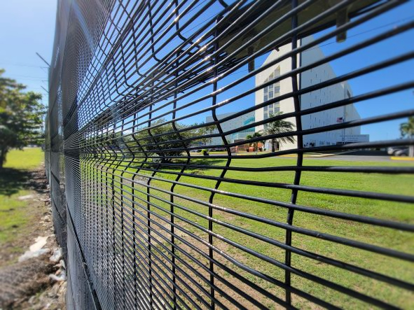 Metalco Securite w V-Bend rigid fence